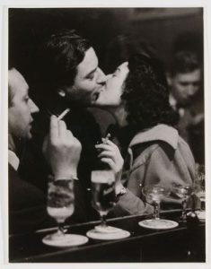 At the Bar/Kissing Couple (Cologne, 1956), Chargesheimer