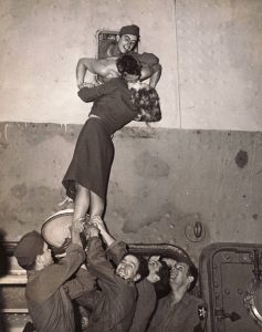 Marlene Dietrich bacia un soldato di ritorno dalla guerra (1945)